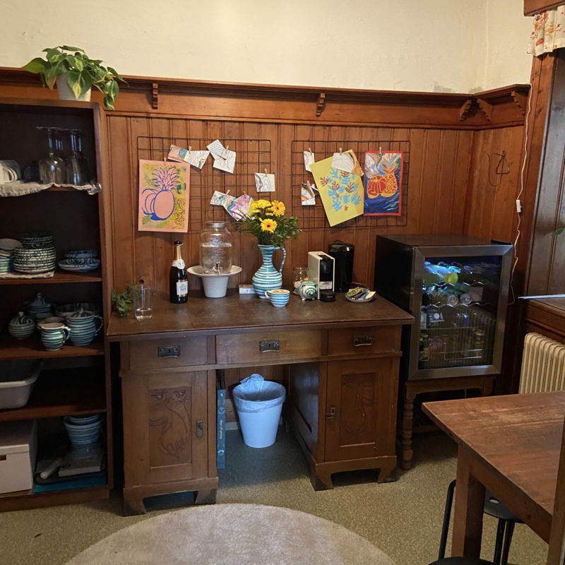 Kaffeeküche mit Kaffemaschine und Getränkekühlschrank und Gmundner Keramik im Atelier in der alten Bäckerei